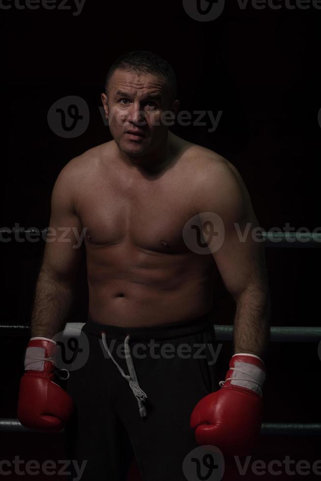 porträtt av muskulös professionell kickboxare foto