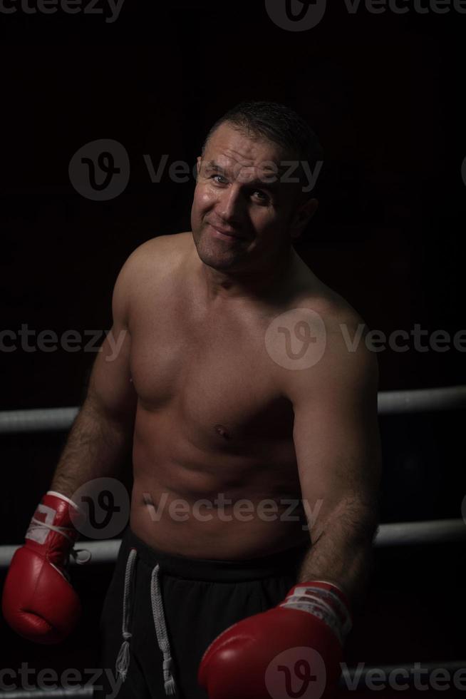 porträtt av muskulös professionell kickboxare foto