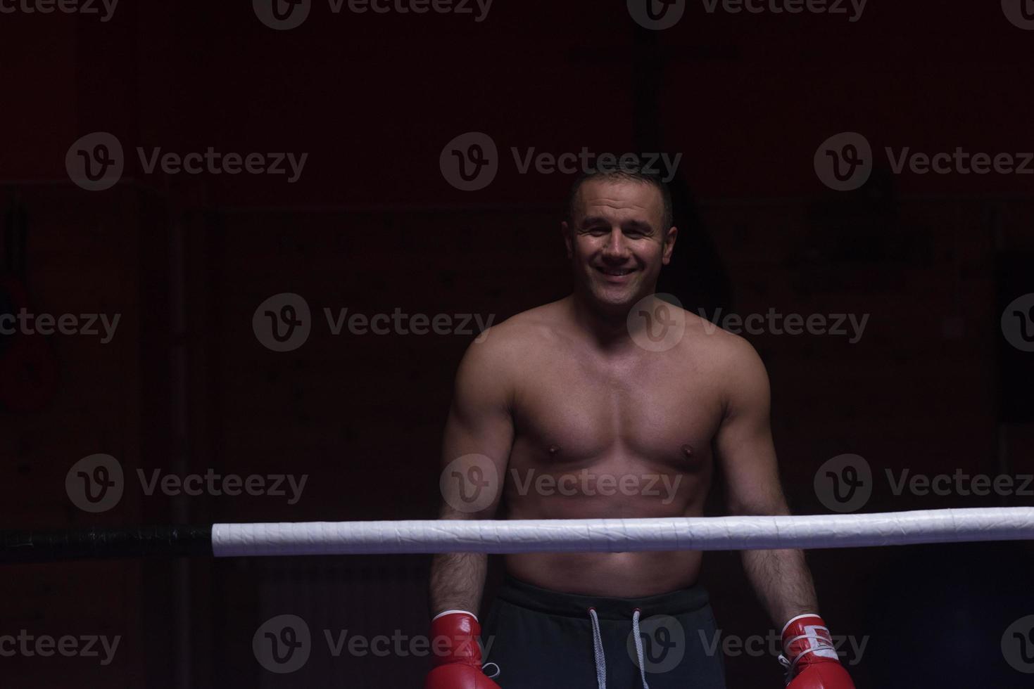 porträtt av muskulös professionell kickboxare foto