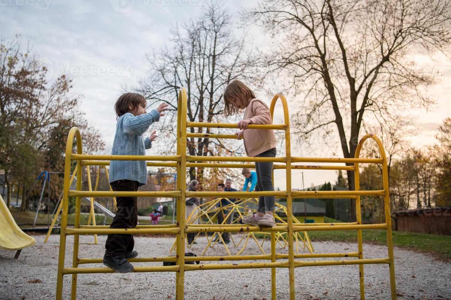 barn i parkens lekplats foto