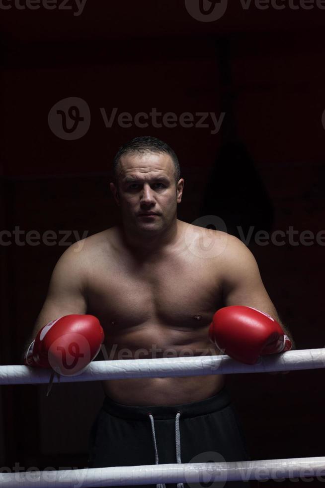 porträtt av muskulös professionell kickboxare foto