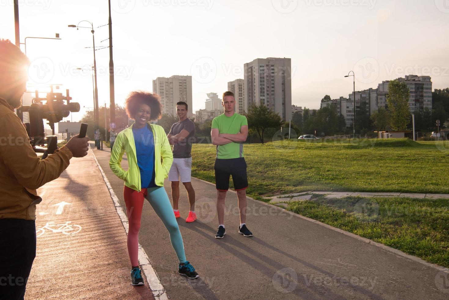 porträtt multietnisk grupp människor på jogging foto