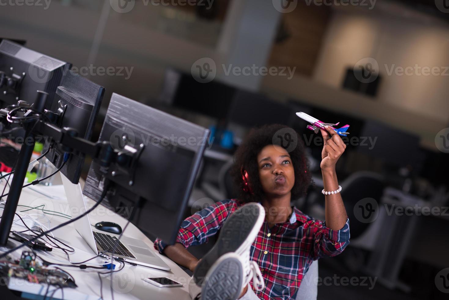 porträtt av en ung framgångsrik afro-amerikansk kvinna i moderna kontor foto