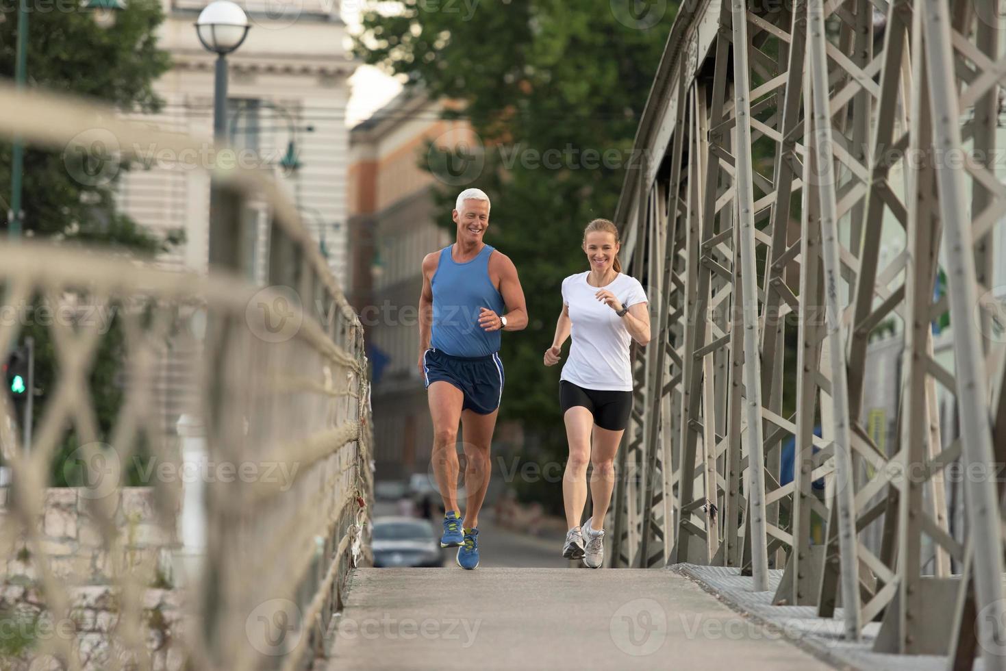 par joggar utanför foto