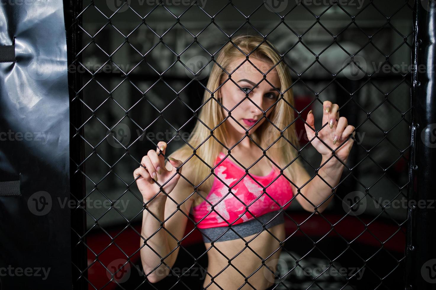 sexig sport blond tjej poserade i ringen. fit kvinna boxning. foto