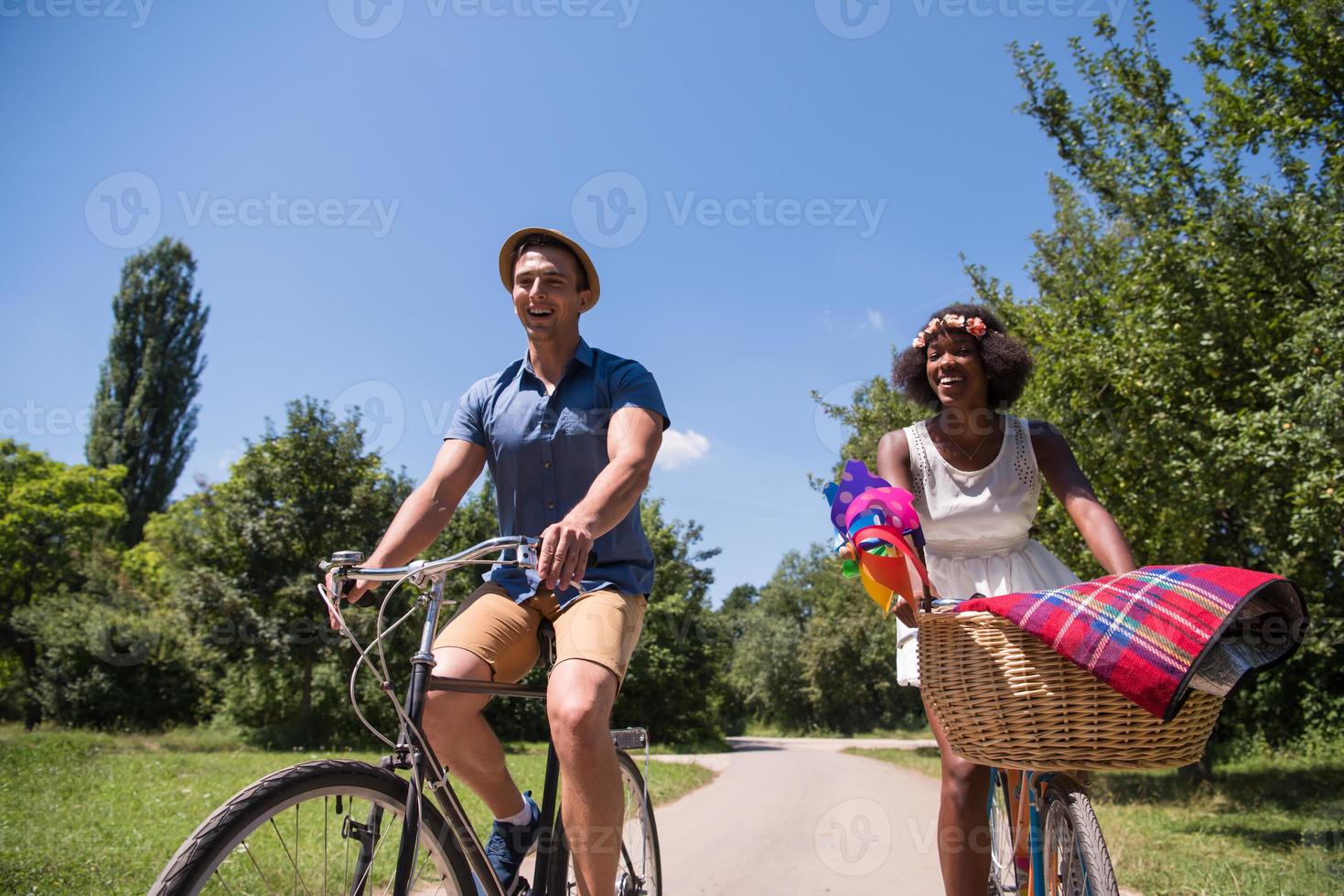 unga multietniska par som har en cykeltur i naturen foto