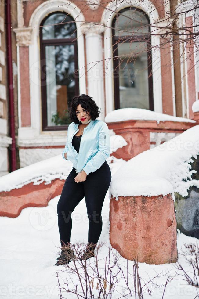 snygg afrikansk amerikansk plus size-modell på gatorna i staden på vinterdagen. foto