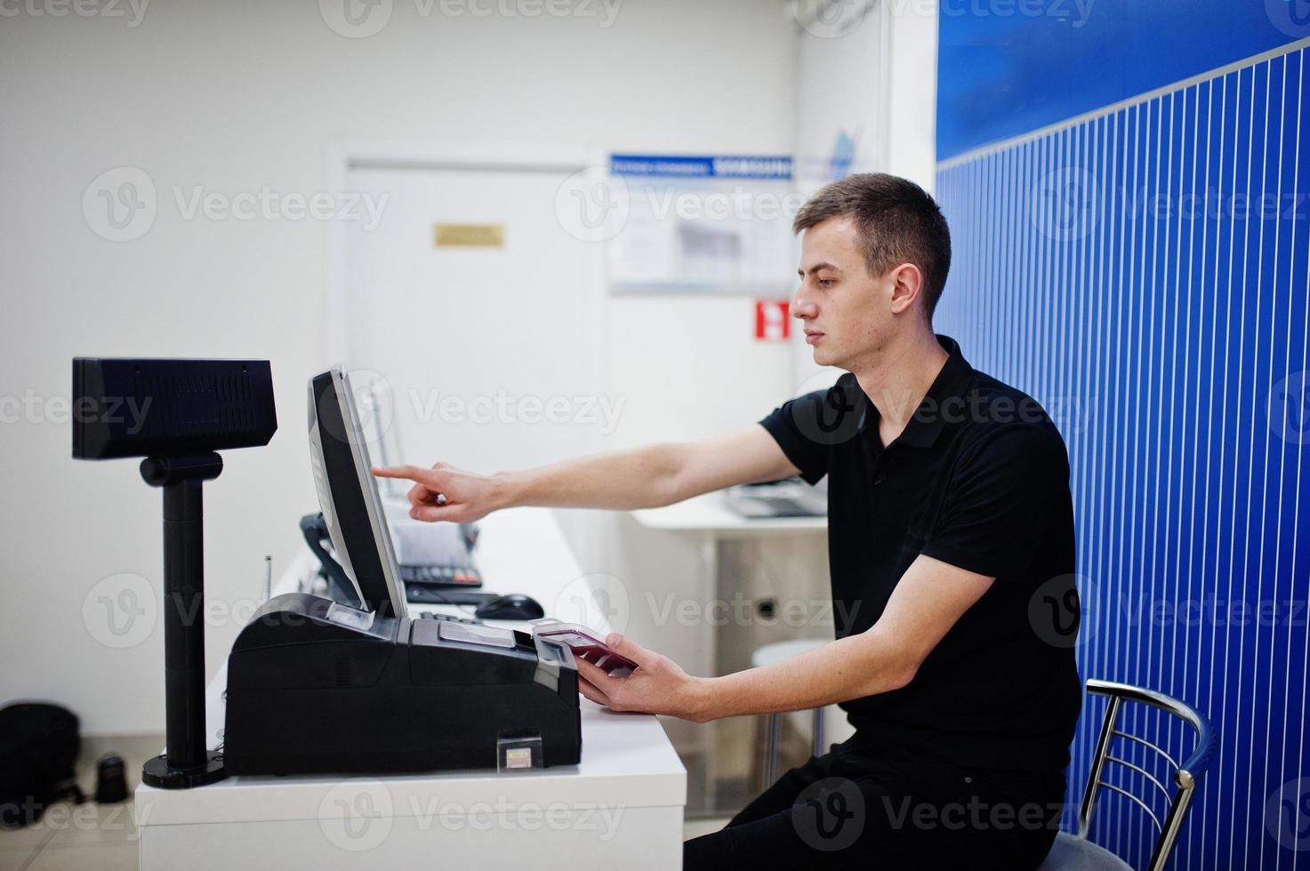 säljare man mobiltelefon professionell konsult i teknisk butik eller butik arbetar i kassan. foto