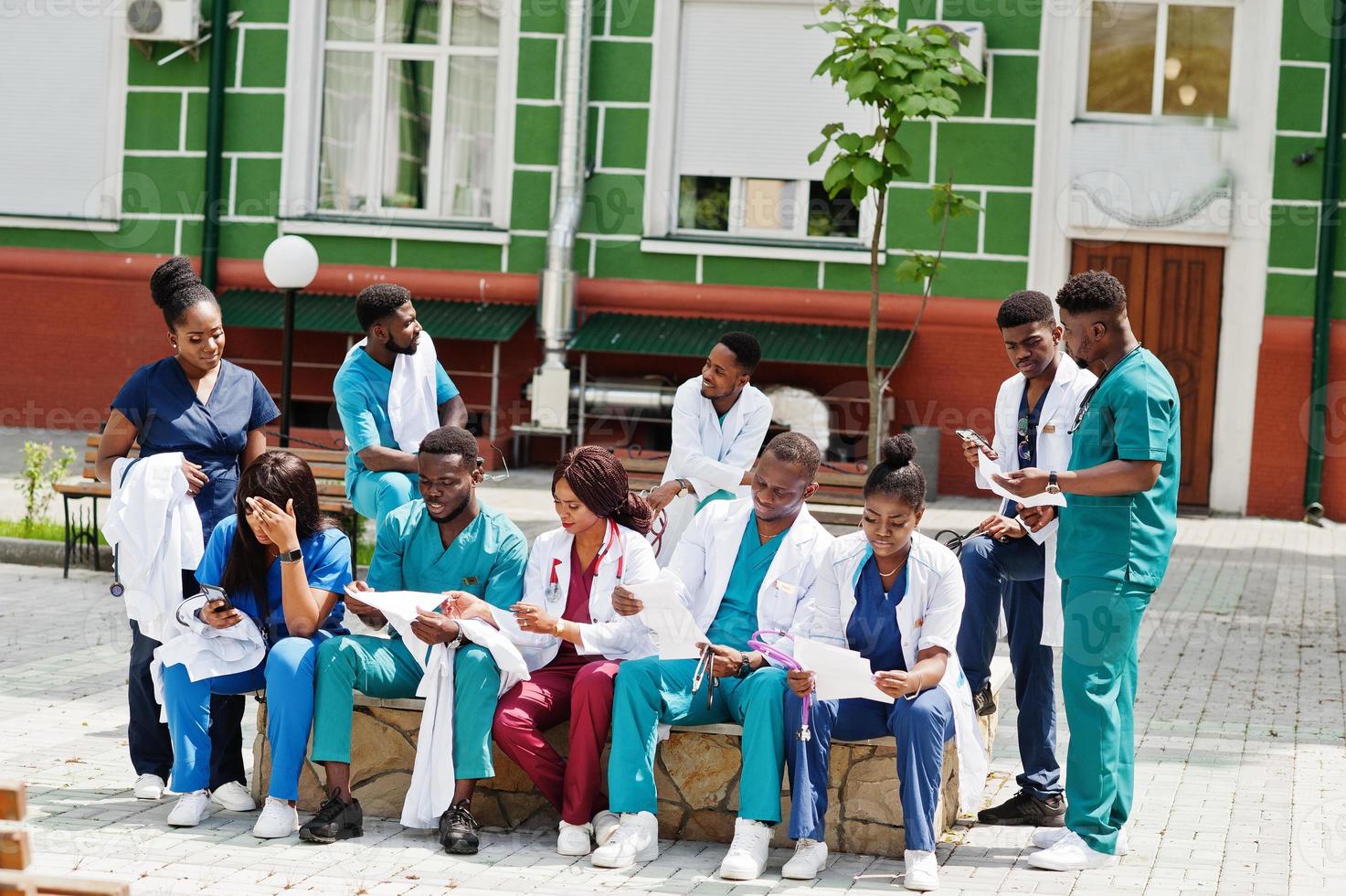 grupp av afrikanska läkarstudenter poserade utomhus förbereda sig för tentor. foto