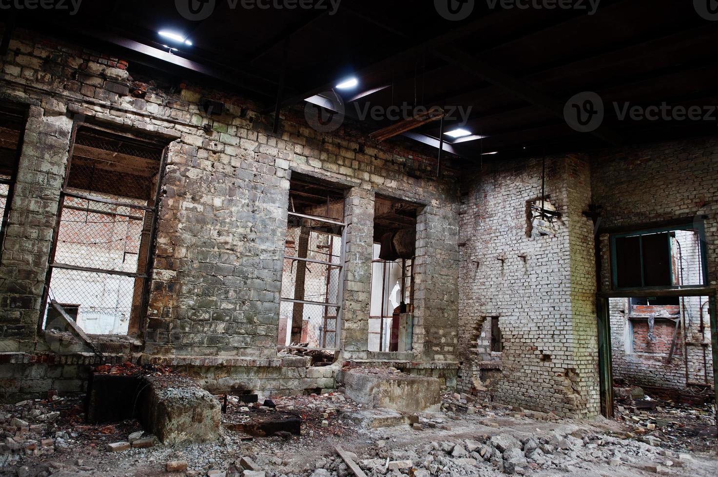 industriell interiör av en gammal övergiven fabrik. foto