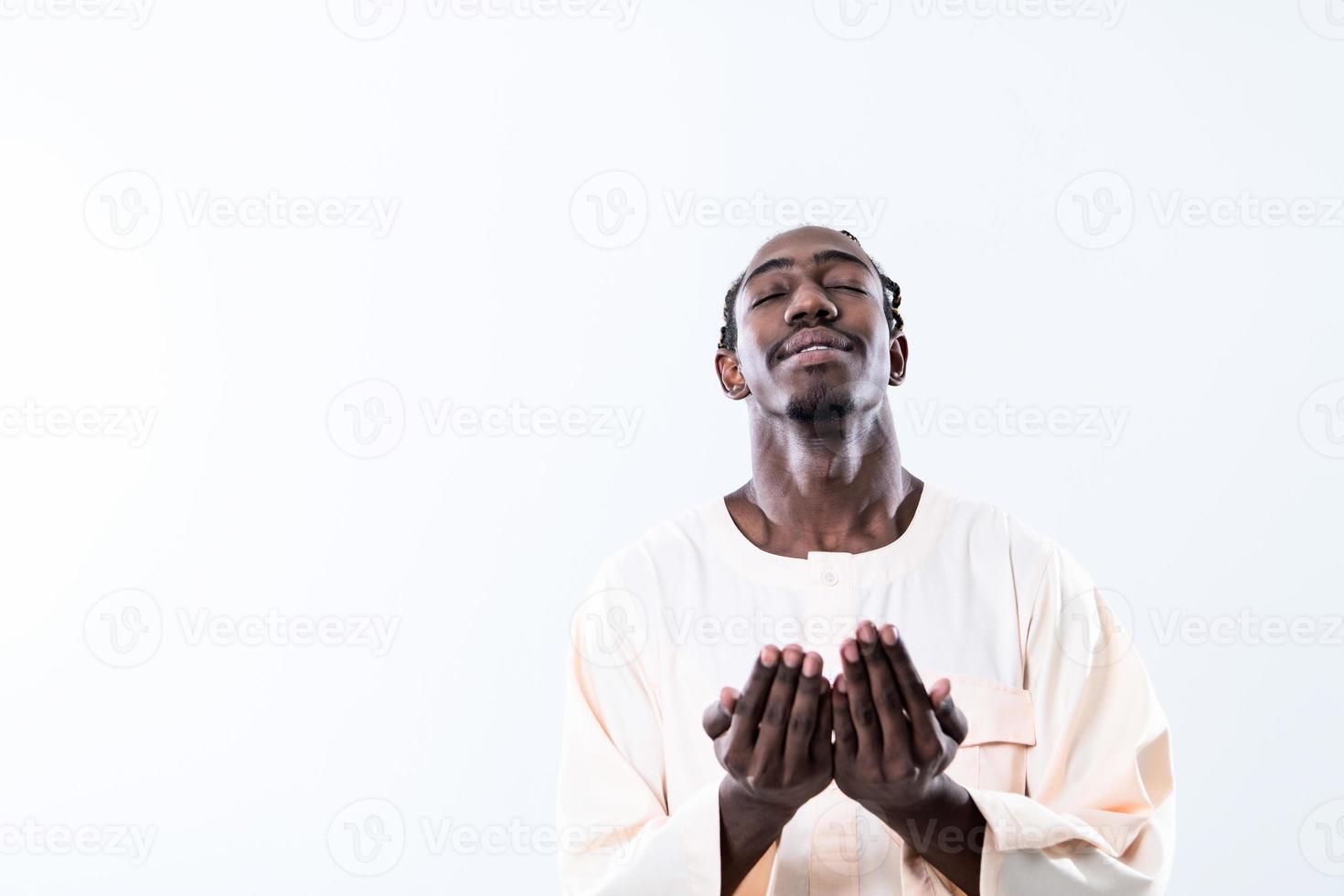afrikansk man ber till allah foto