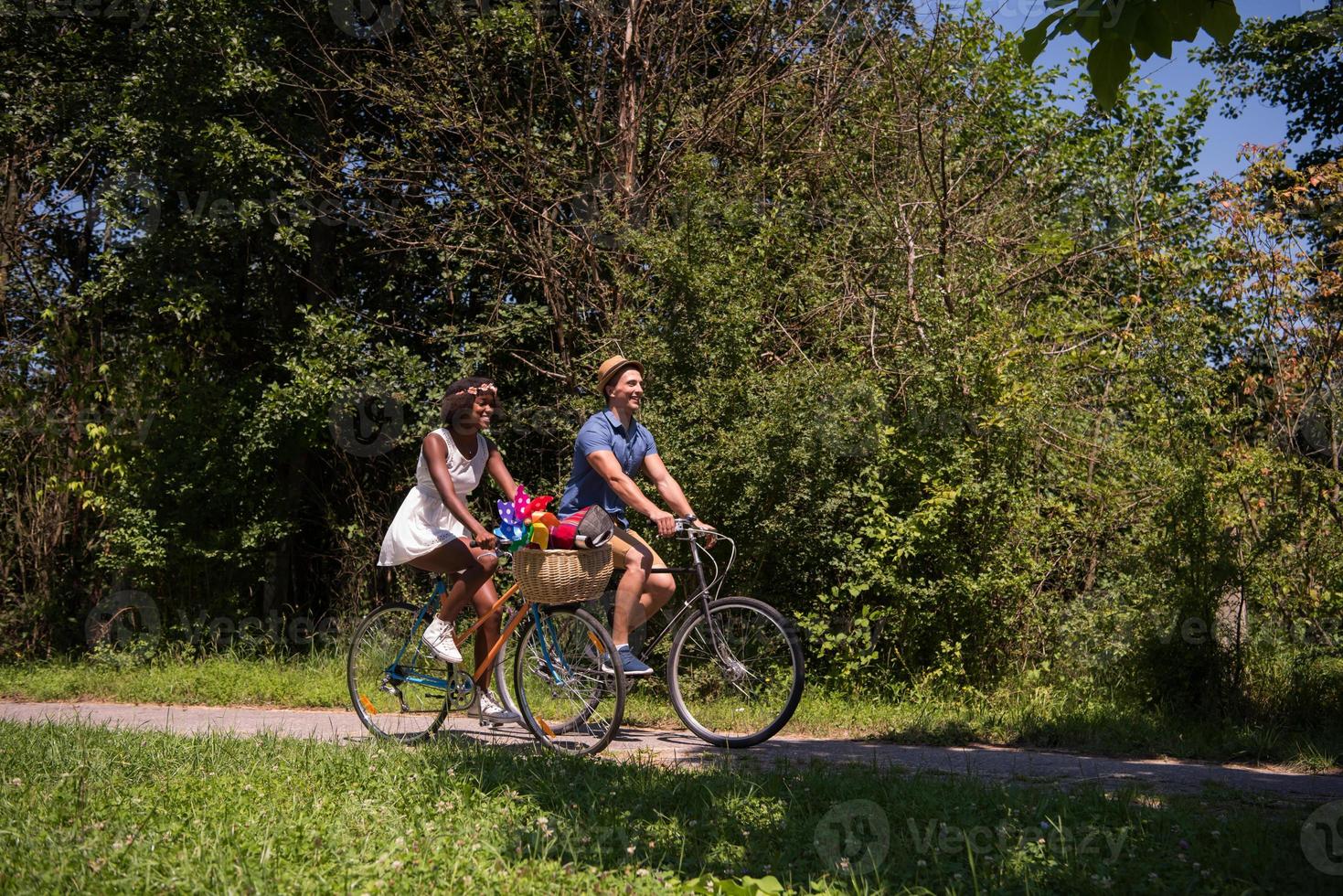 unga multietniska par som har en cykeltur i naturen foto