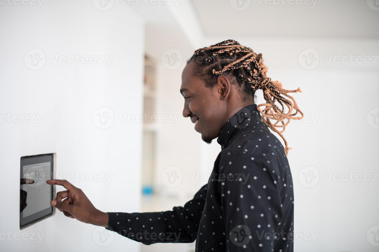 afrikansk man som använder smart hemskärm foto