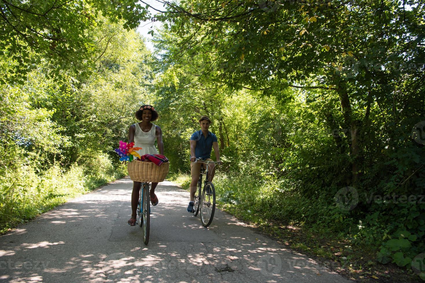 unga multietniska par som har en cykeltur i naturen foto