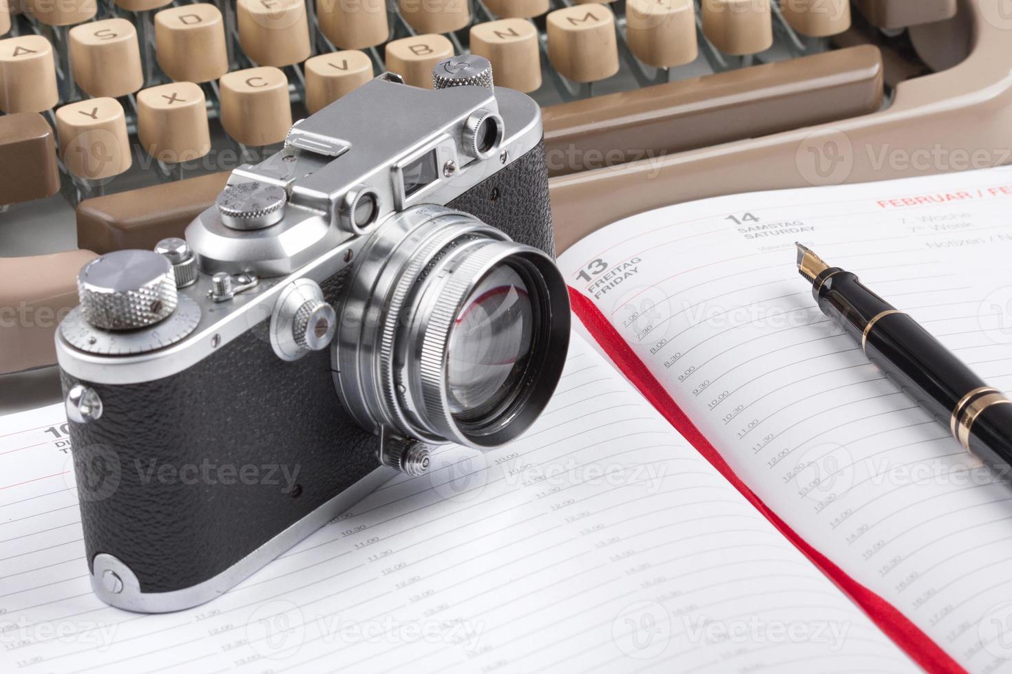 gammal skrivmaskin, gammal reservoarpenna och fotokamera foto