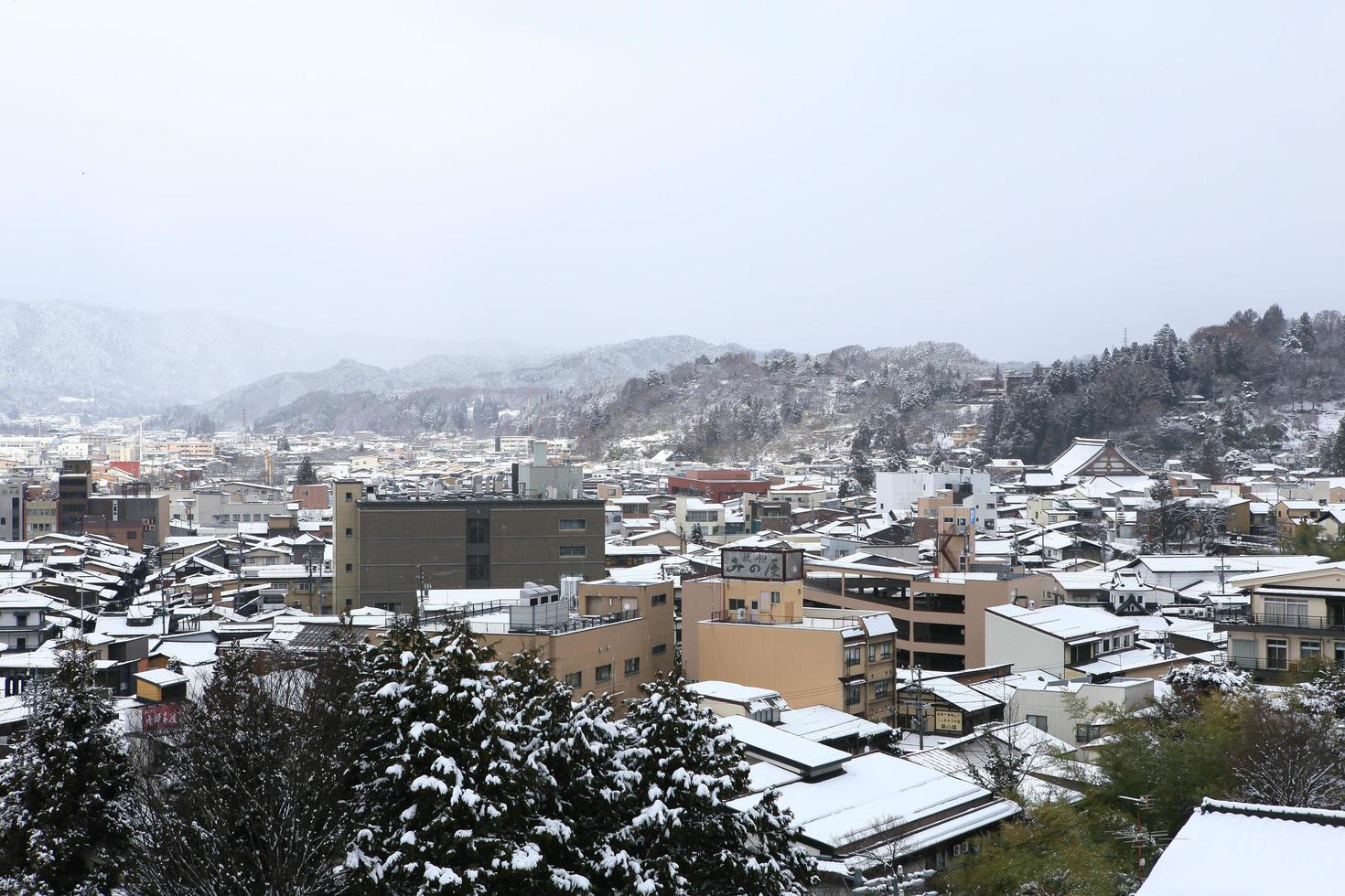 utsikt över staden takayama i Japan i snön foto