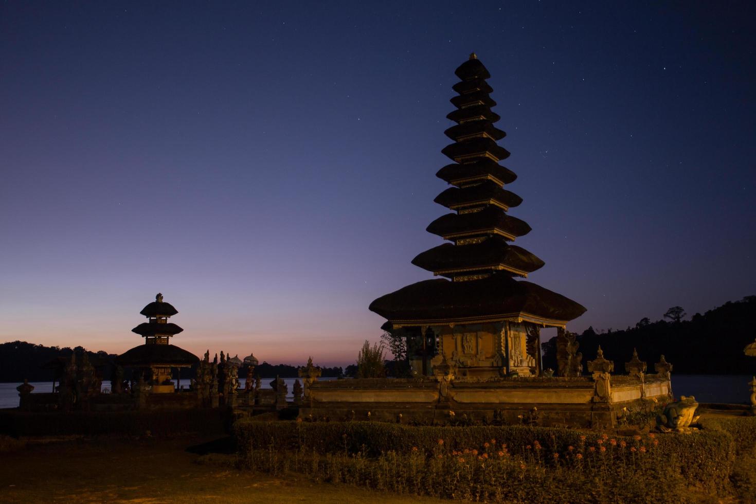 pura ulun danu tempel siluett foto