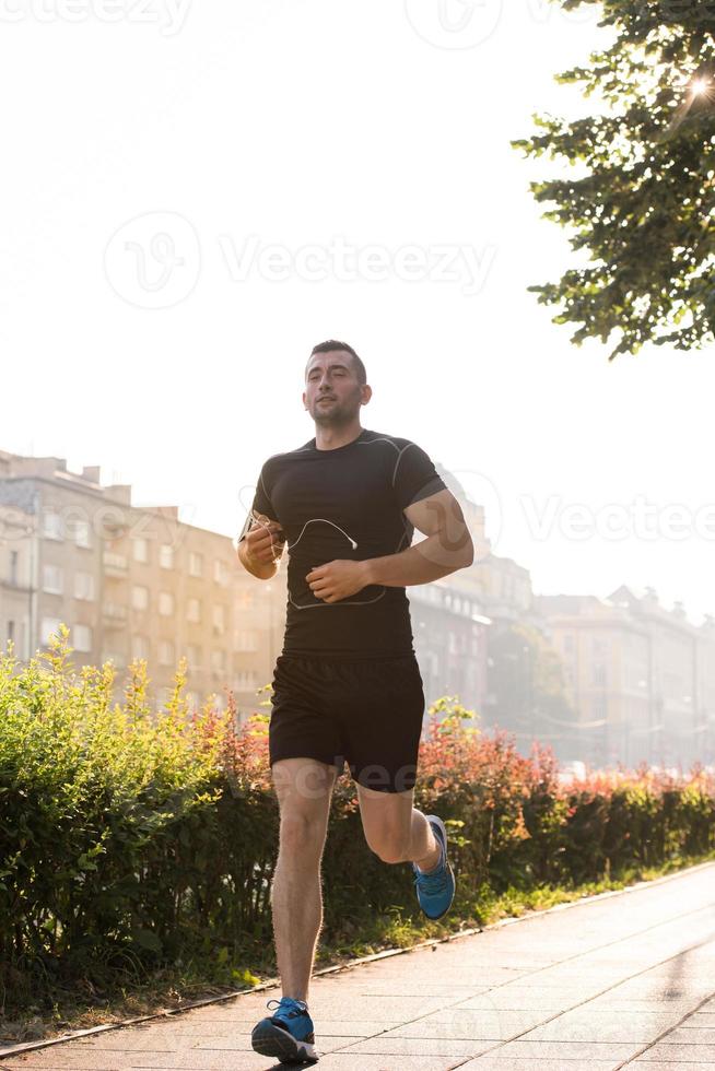 man joggar på solig morgon foto