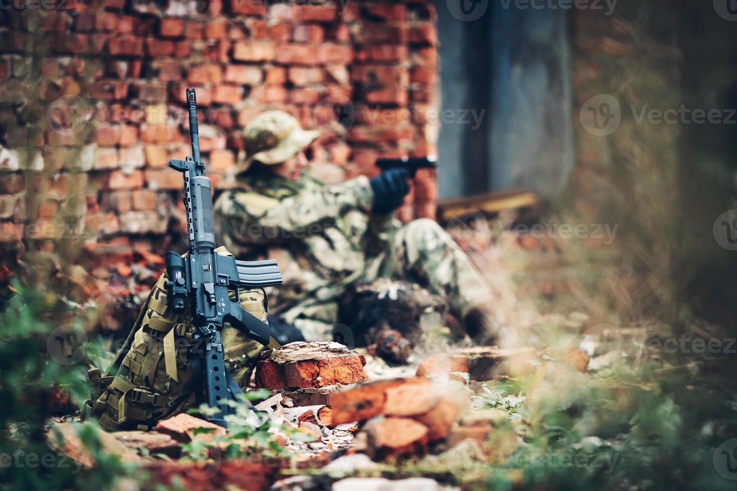 soldat med gevär i ruinerna foto