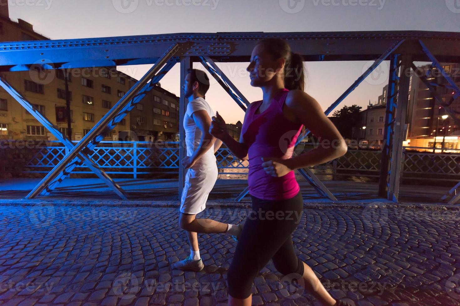 par joggar över bron i staden foto