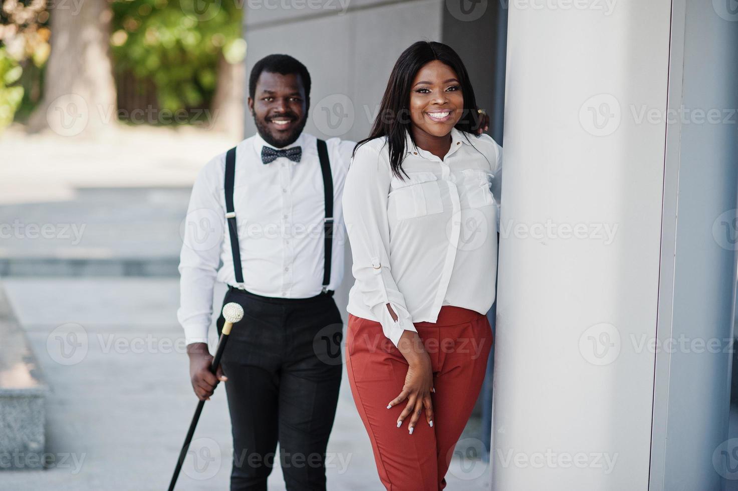 snyggt afroamerikanskt par i högtidskläder. romantiskt par i kärlek dating. foto