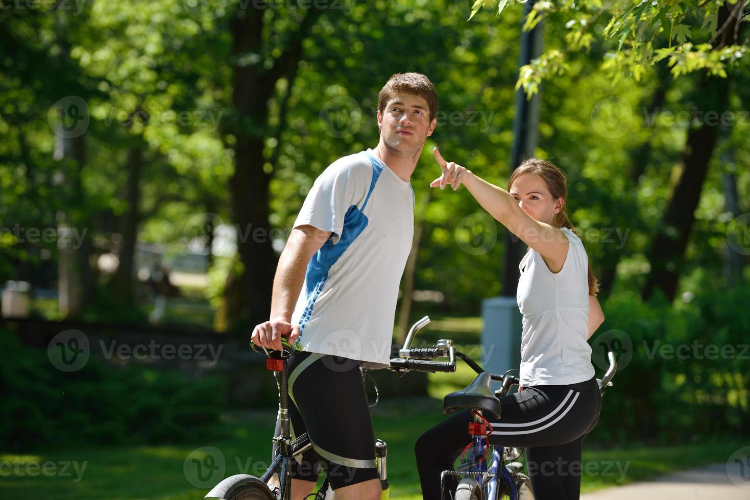 lyckligt par som cyklar utomhus foto