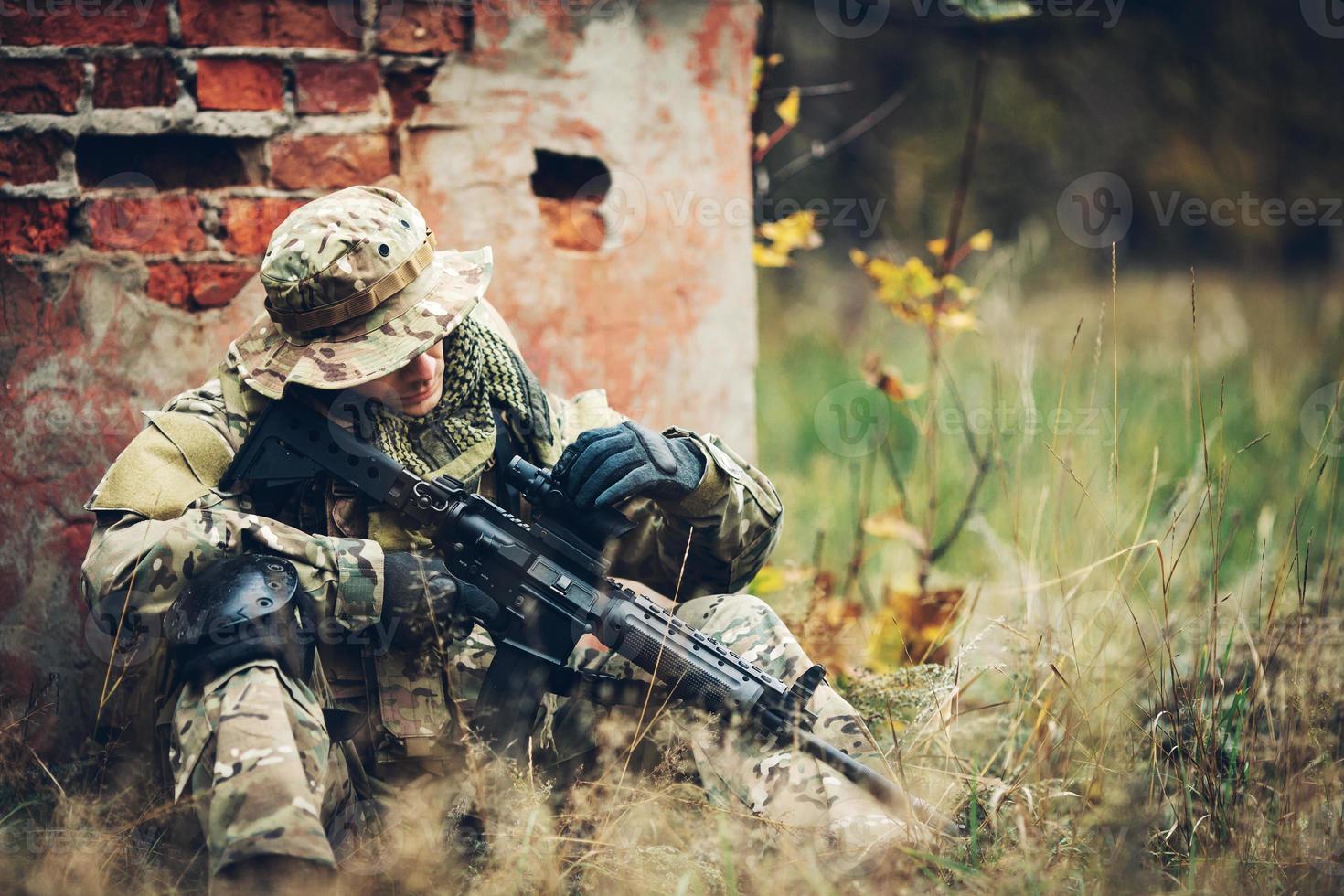 soldat med gevär i skogen foto