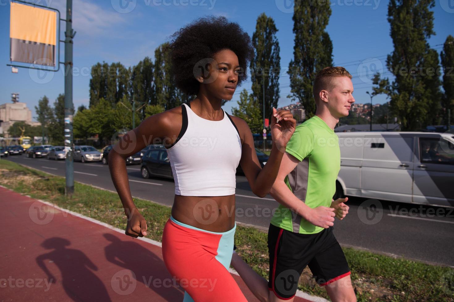 multietnisk grupp människor på jogging foto