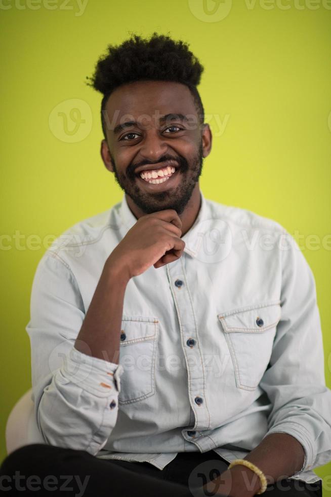 afrikansk student som använder bärbar dator foto