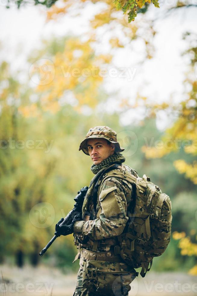 soldat med gevär i skogen foto