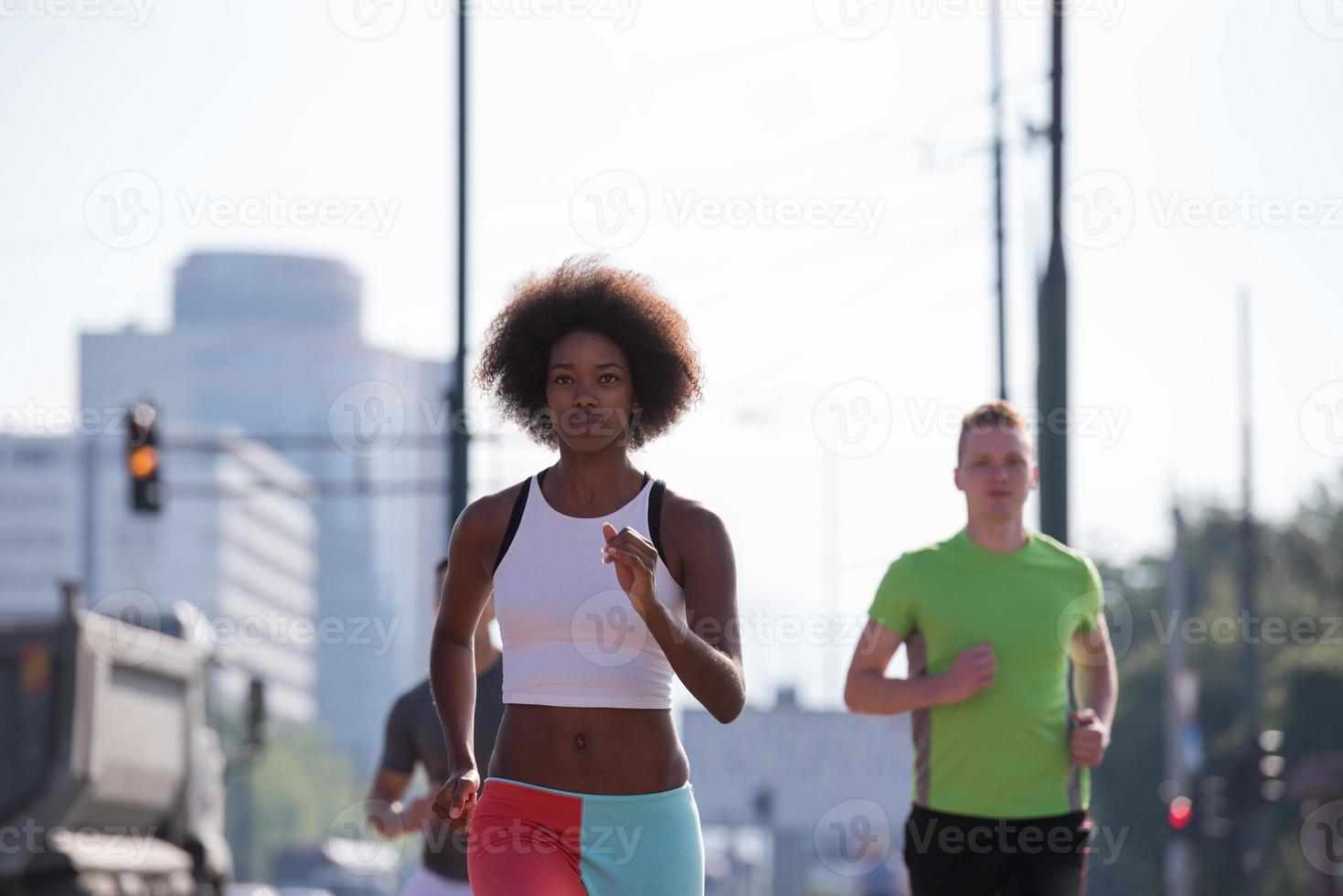 multietnisk grupp människor på jogging foto