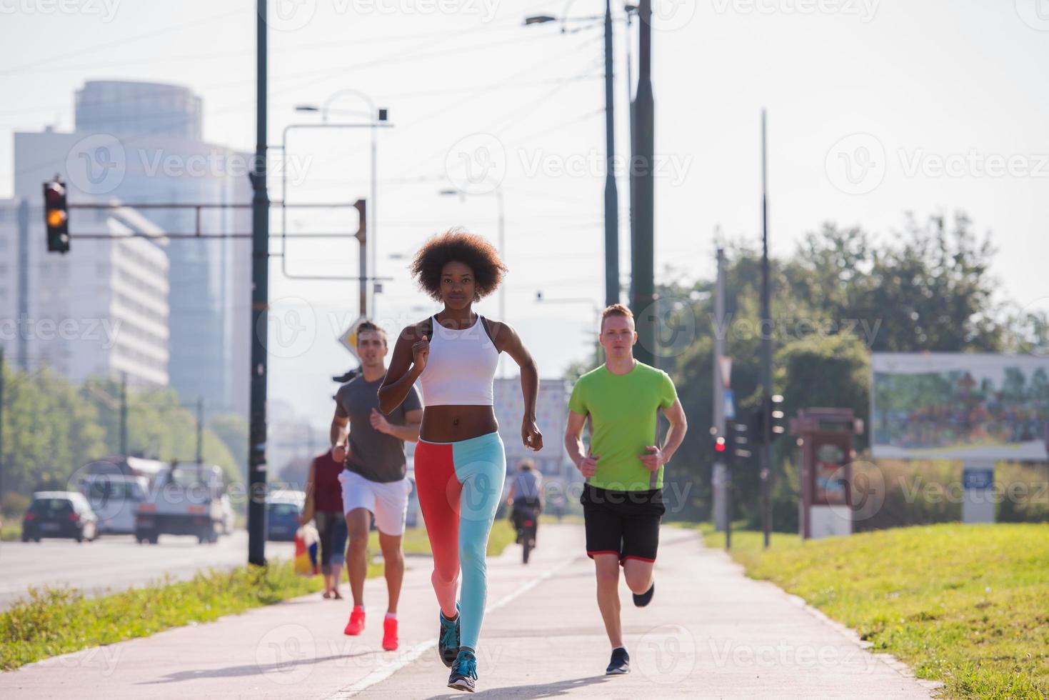 multietnisk grupp människor på jogging foto