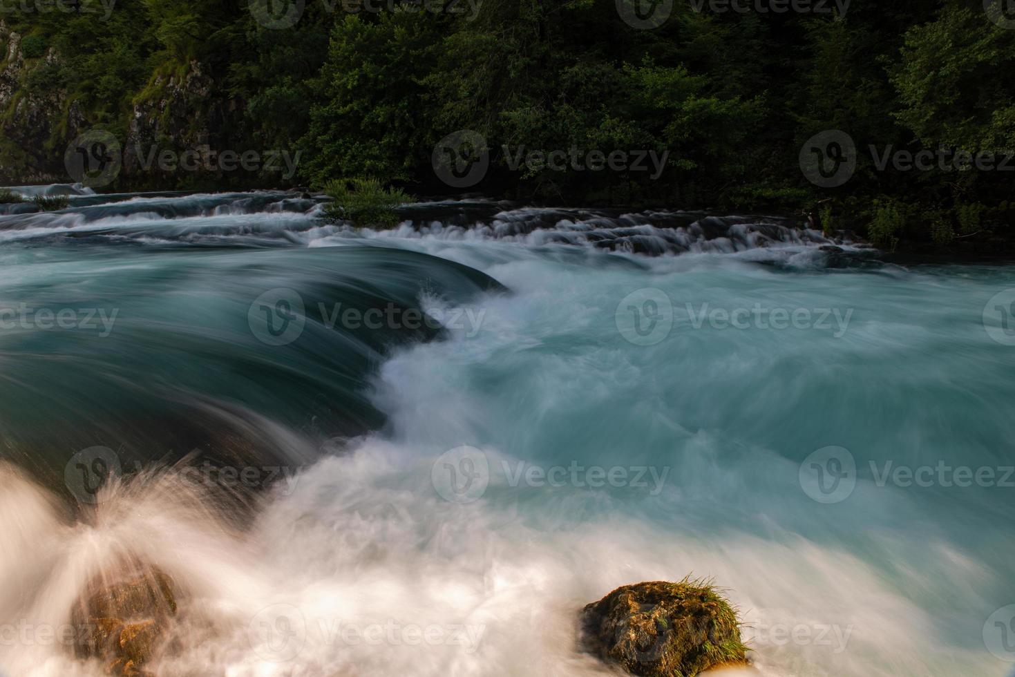 enda sten i vilda floden foto