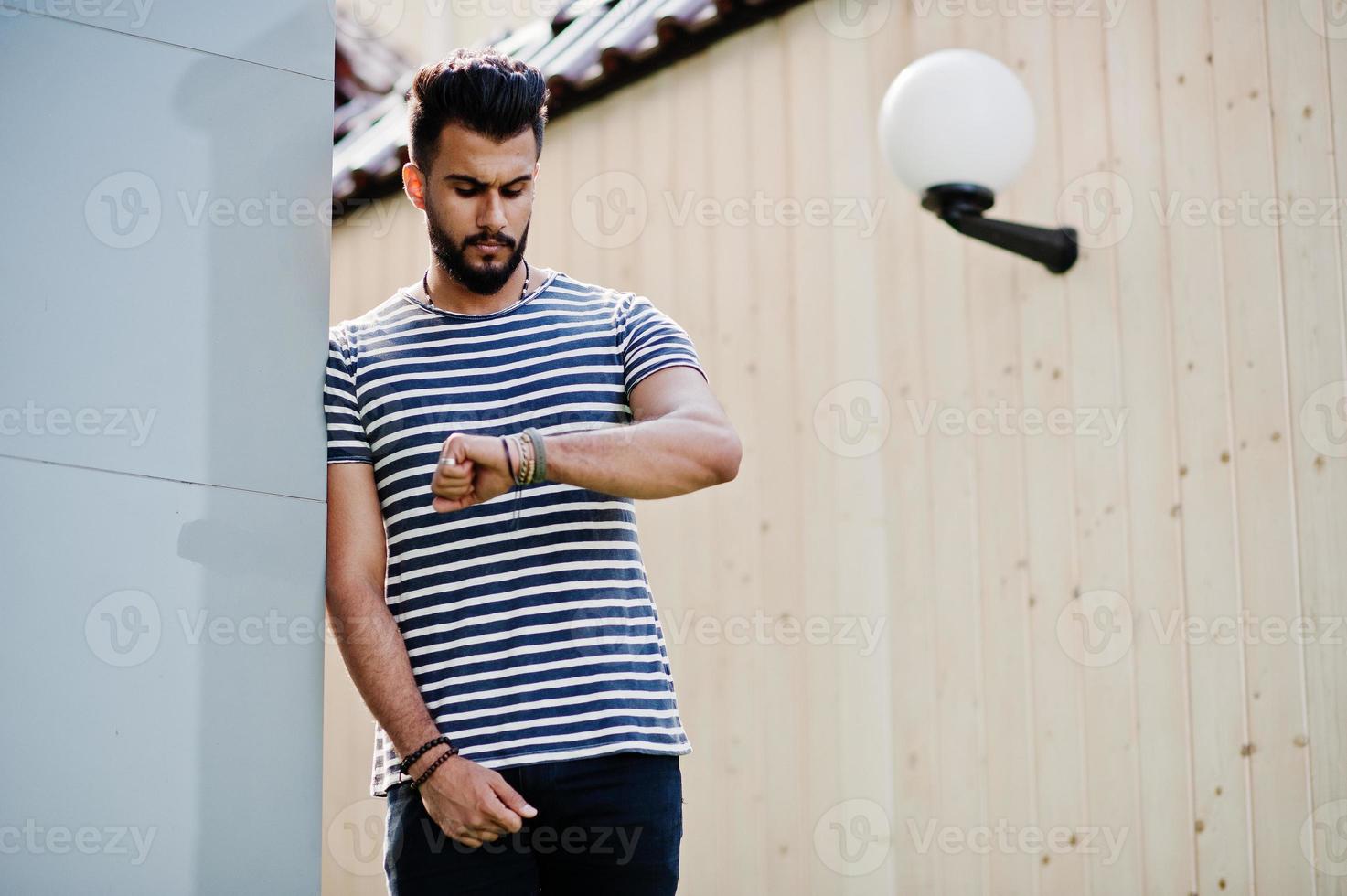 stilig lång arabisk skägg man modell på avskalad skjorta poserade utomhus. moderiktig arabkille. foto