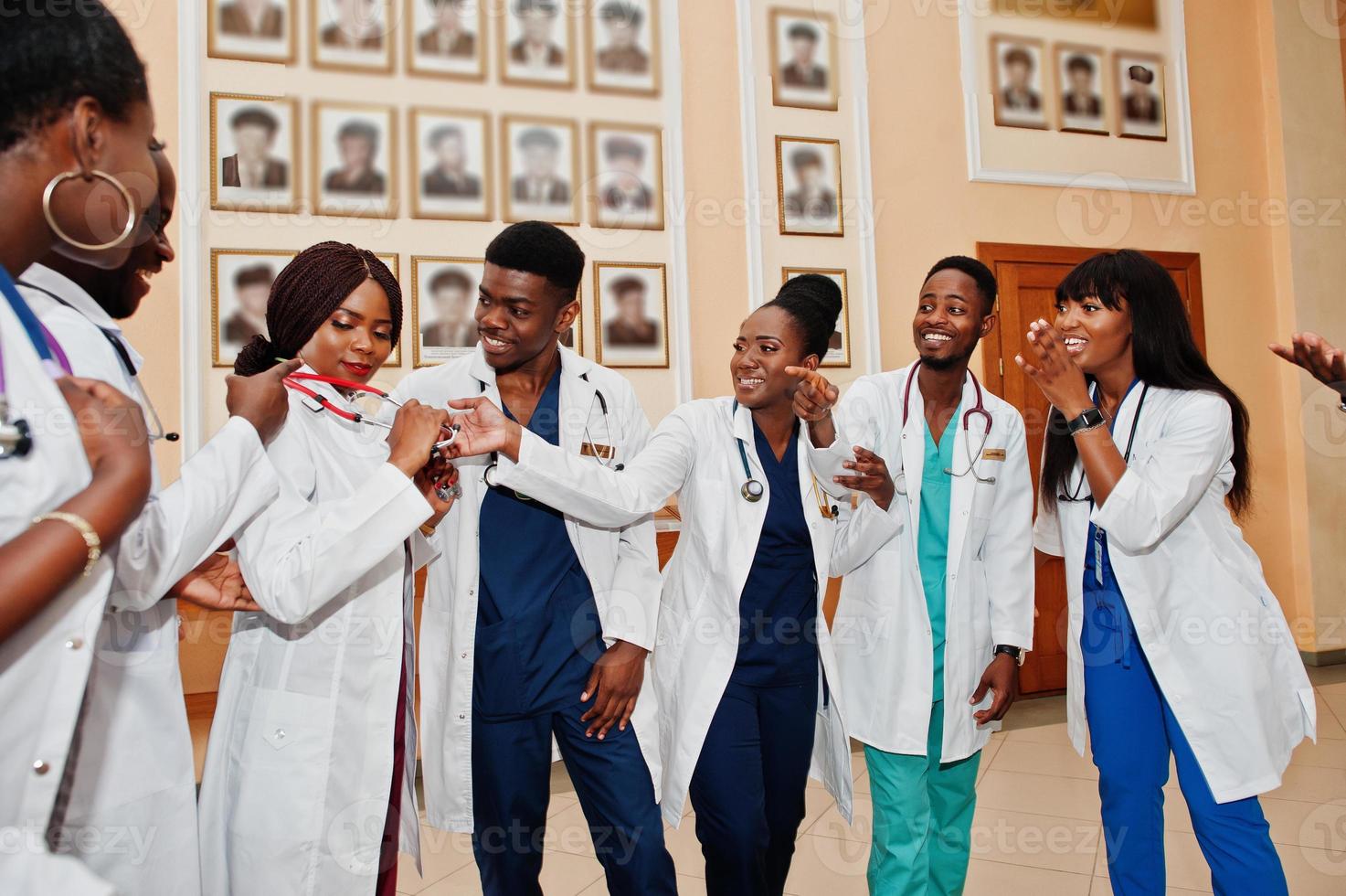 grupp afrikanska läkarstudenter på college. foto