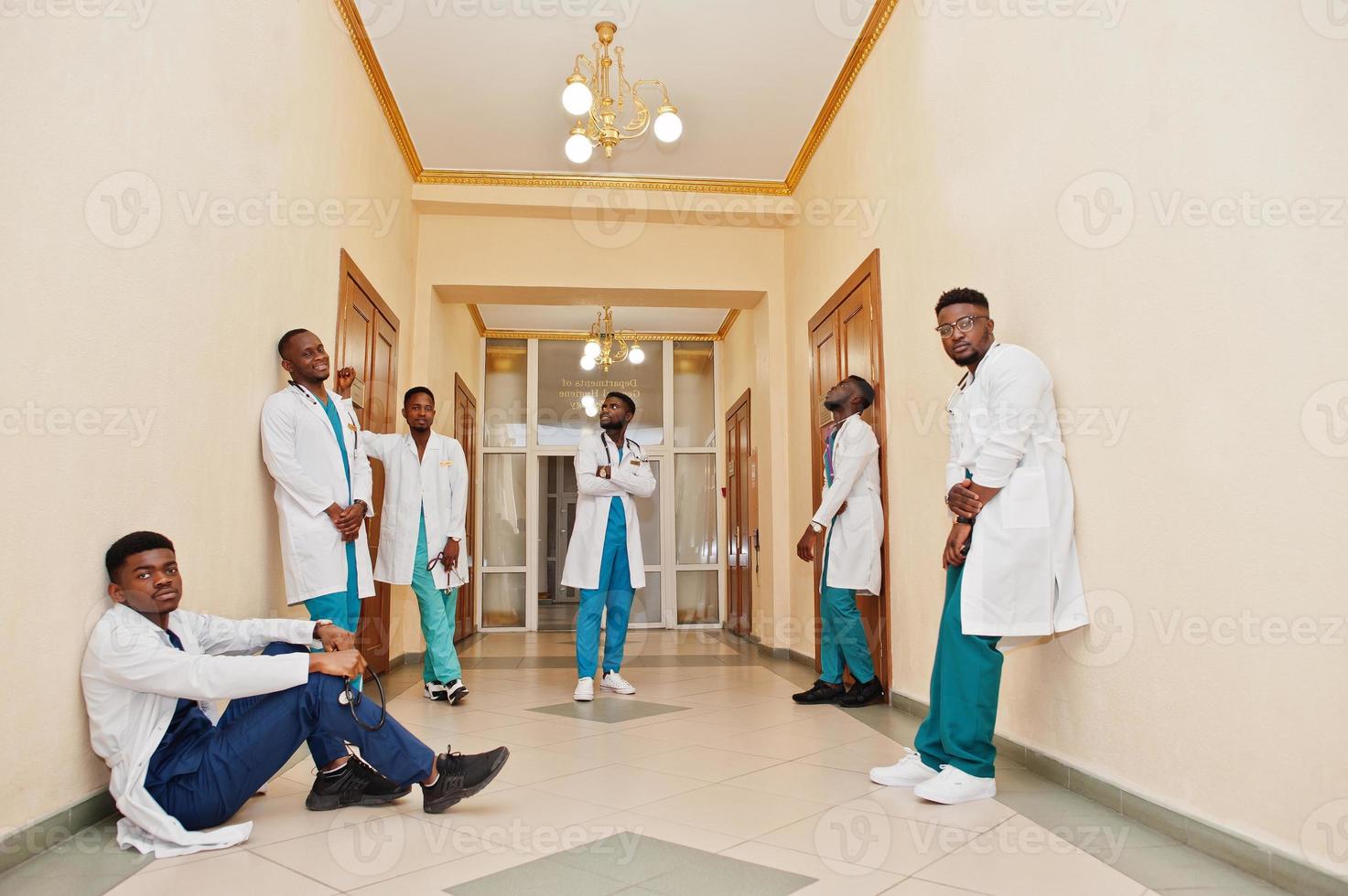 grupp afrikanska manliga läkarstudenter på college. foto