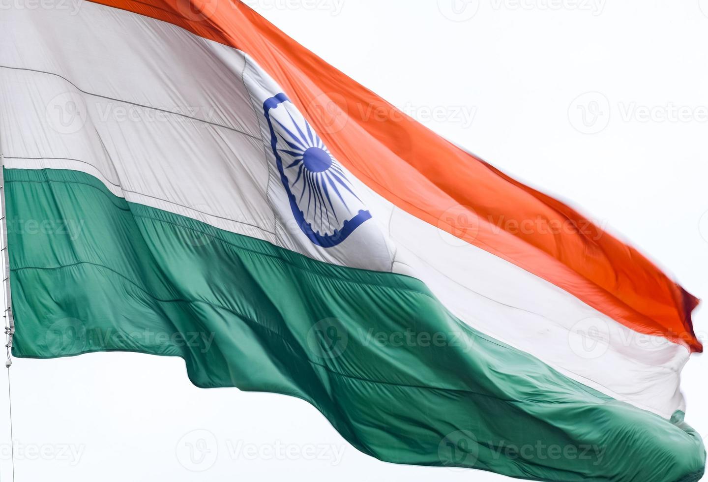 Indien flagga vajar högt på connaught plats med stolthet över blå himmel, Indien flagga vajar, indiska flaggan på självständighetsdagen och republikens dag i Indien, tilt up shot, viftande indiska flaggan, har ghar tiranga foto