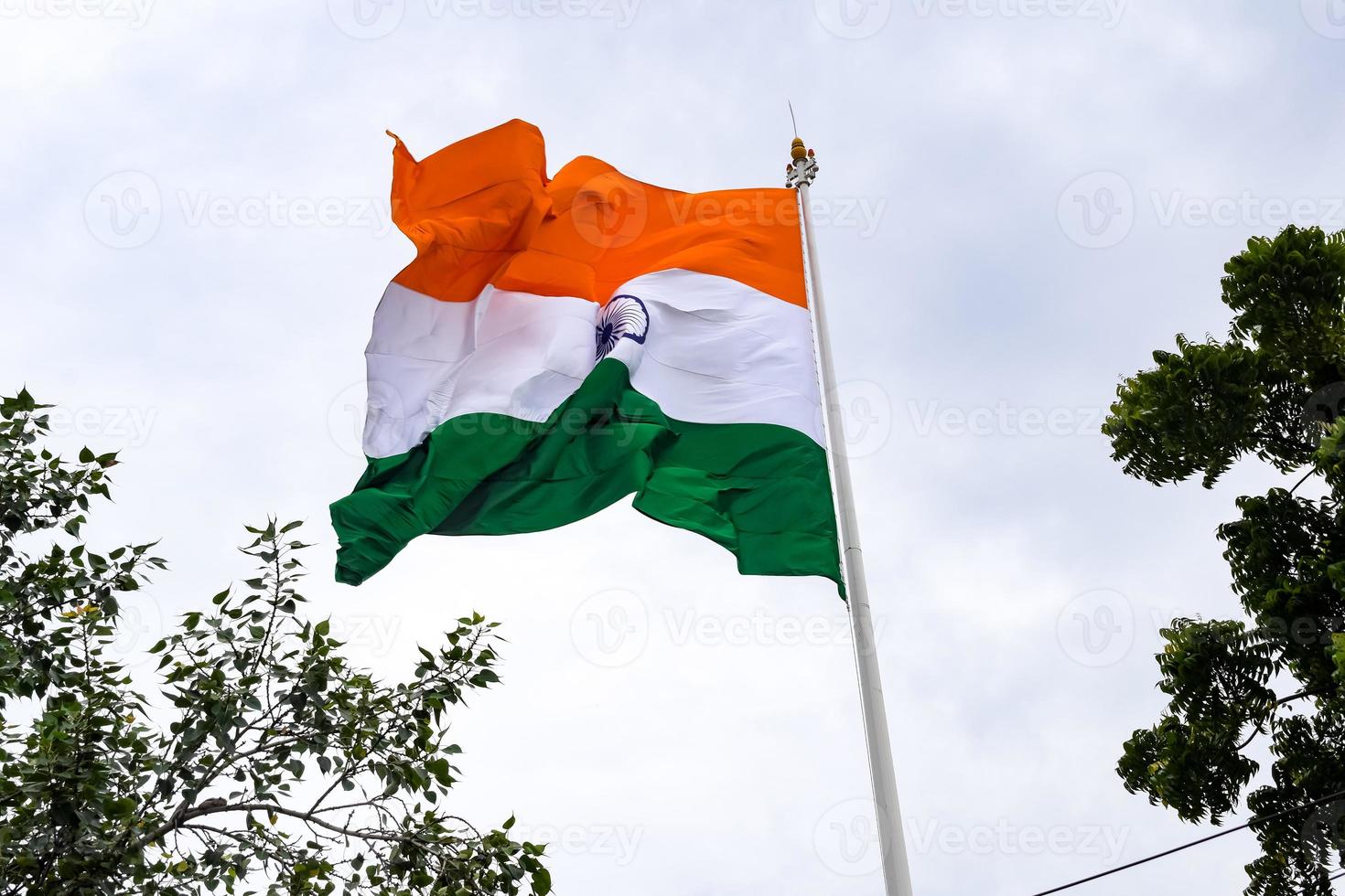 Indien flagga vajar högt på connaught plats med stolthet över blå himmel, Indien flagga vajar, indiska flaggan på självständighetsdagen och republikens dag i Indien, tilt up shot, viftande indiska flaggan, har ghar tiranga foto