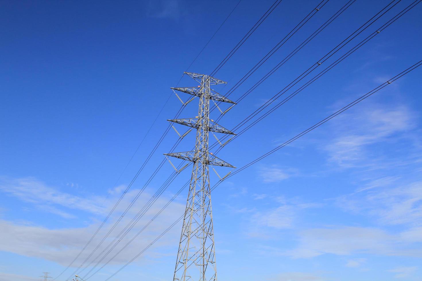 elektrisk högspänningskraftstolpe foto