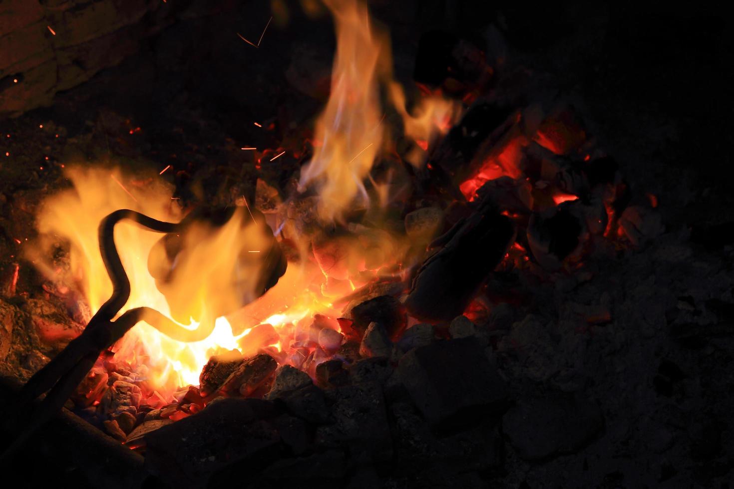 smide eld i smedja där järnverktyg tillverkas foto