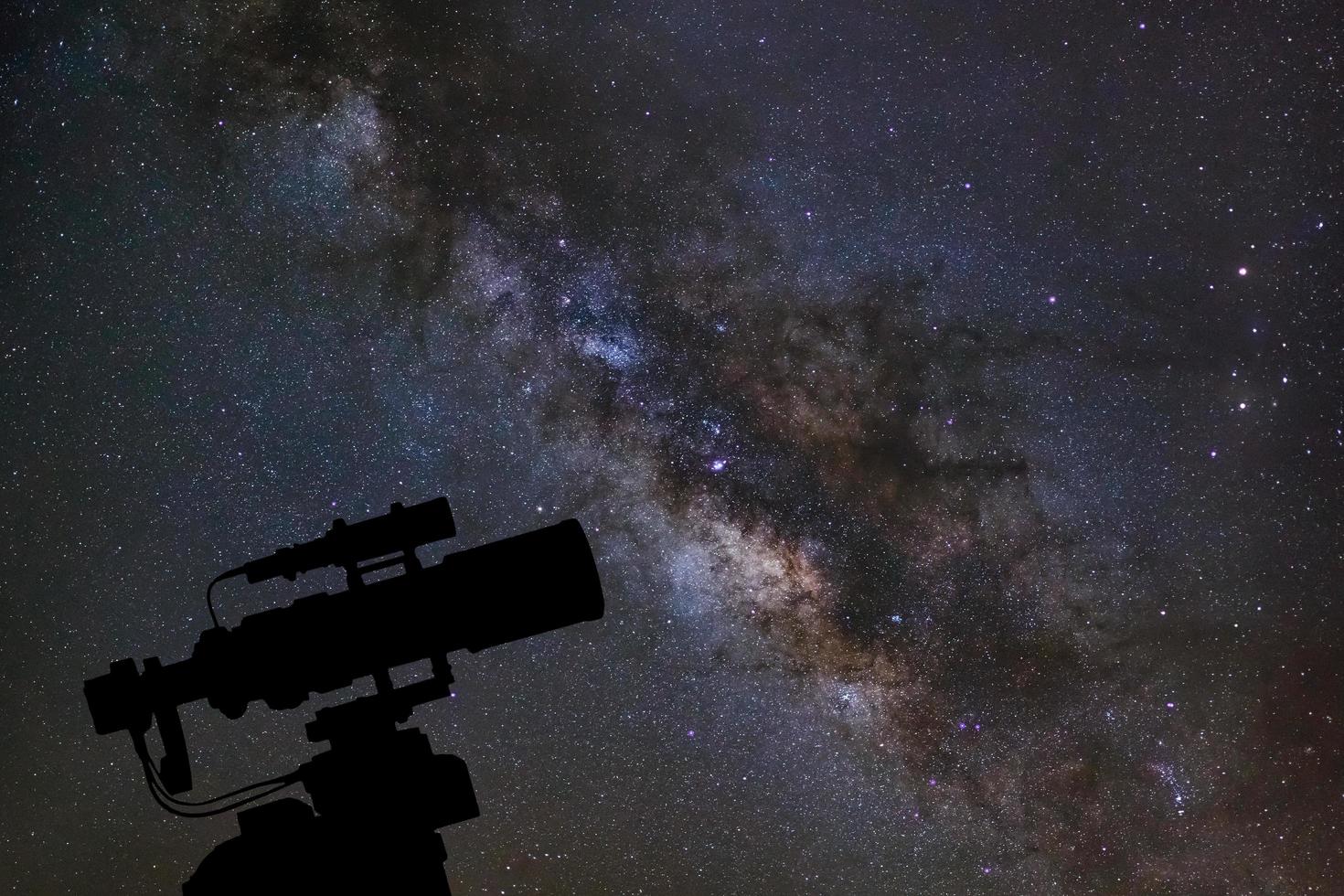 silhuett av teleskop tittar på Vintergatan galaxen på natthimlen foto