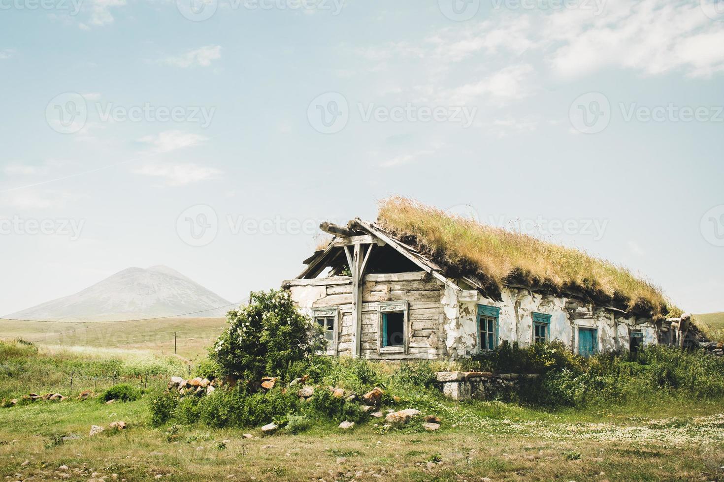 gammalt traditionellt hus i tambovka by gammalt hus vid paravanisjön. georgia sightseeing gömda pärlor foto