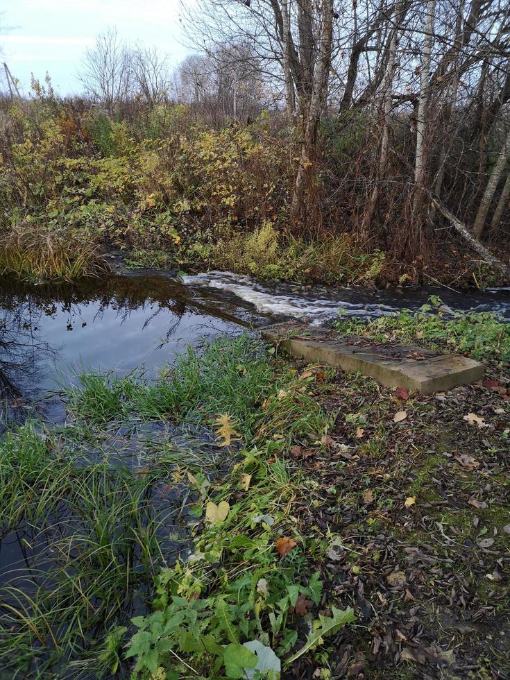 stark ström på en liten flod. forsar på vattnet foto