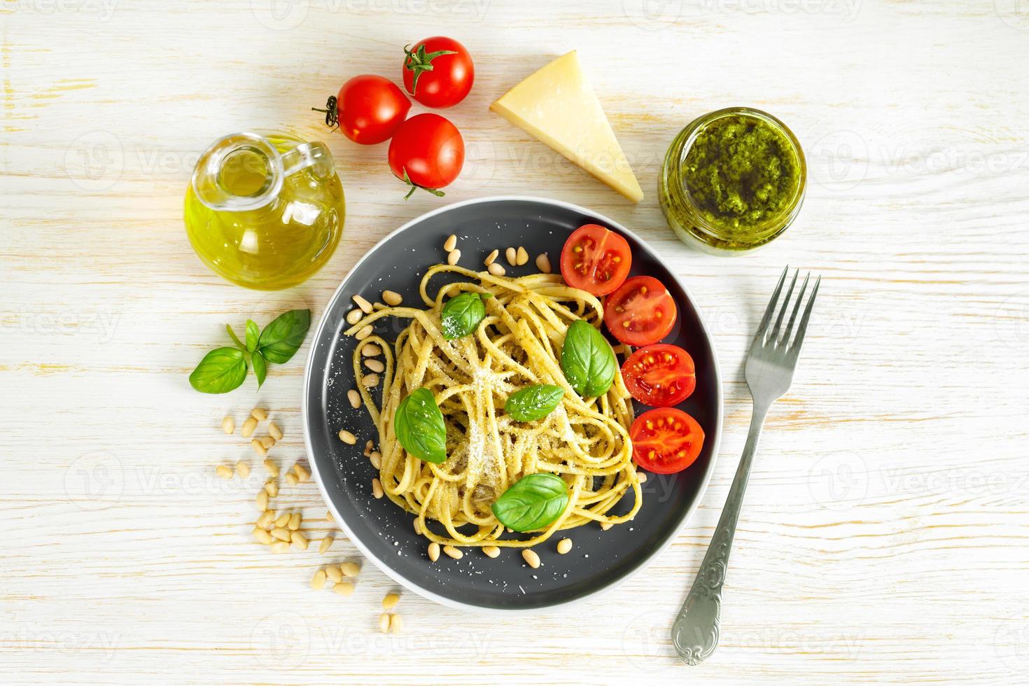 pasta med färsk hemlagad pestosås och matingredienser foto