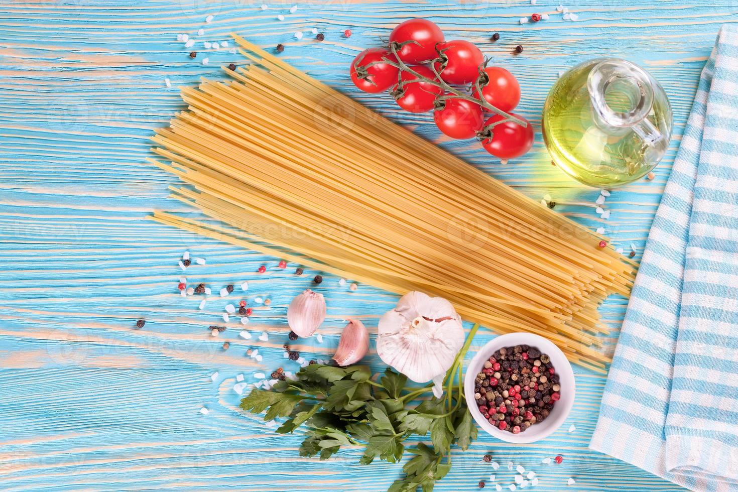 pasta och matlagning ingredienser på blå trä bakgrund. foto