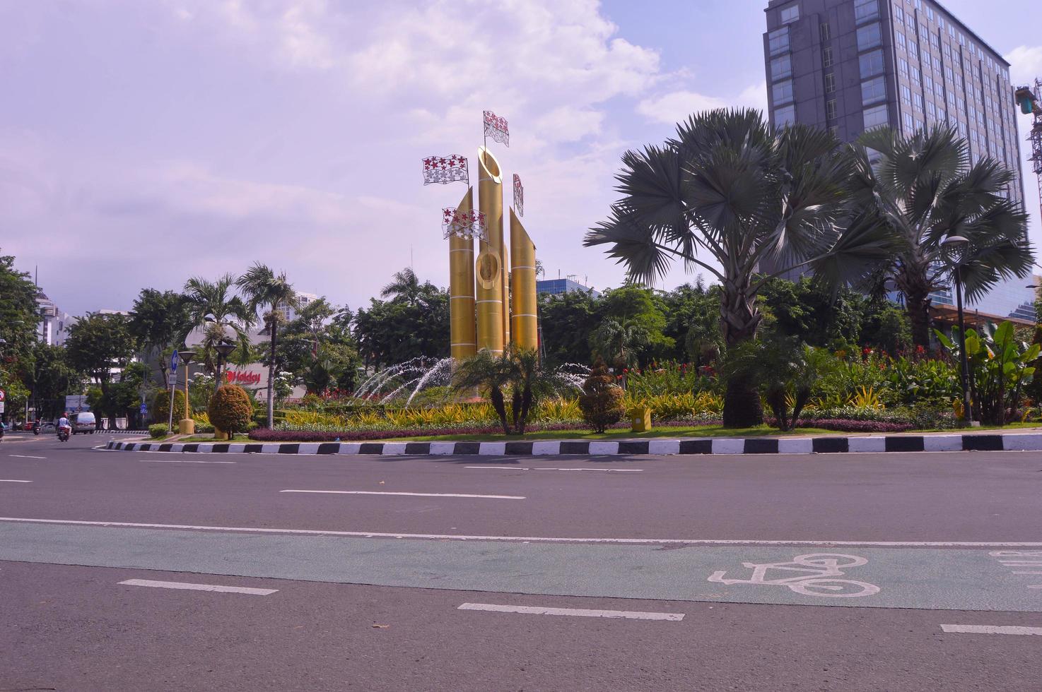 Surabaya, Indonesien, 2022 - Monumen Bambu som löper den spetsiga bambumonumentet ligger i korsningen av Surabaya City Highway. foto