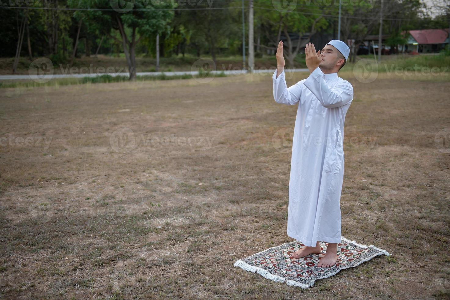 asiatisk islam man bön, ung muslim ber, ramadan festival koncept foto