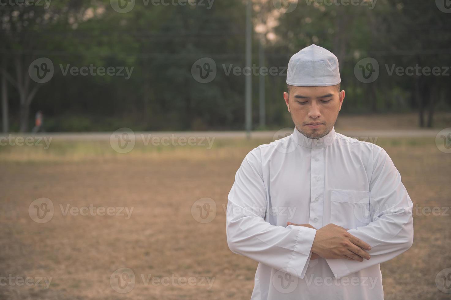 asiatisk islam man bön, ung muslim ber, ramadan festival koncept foto