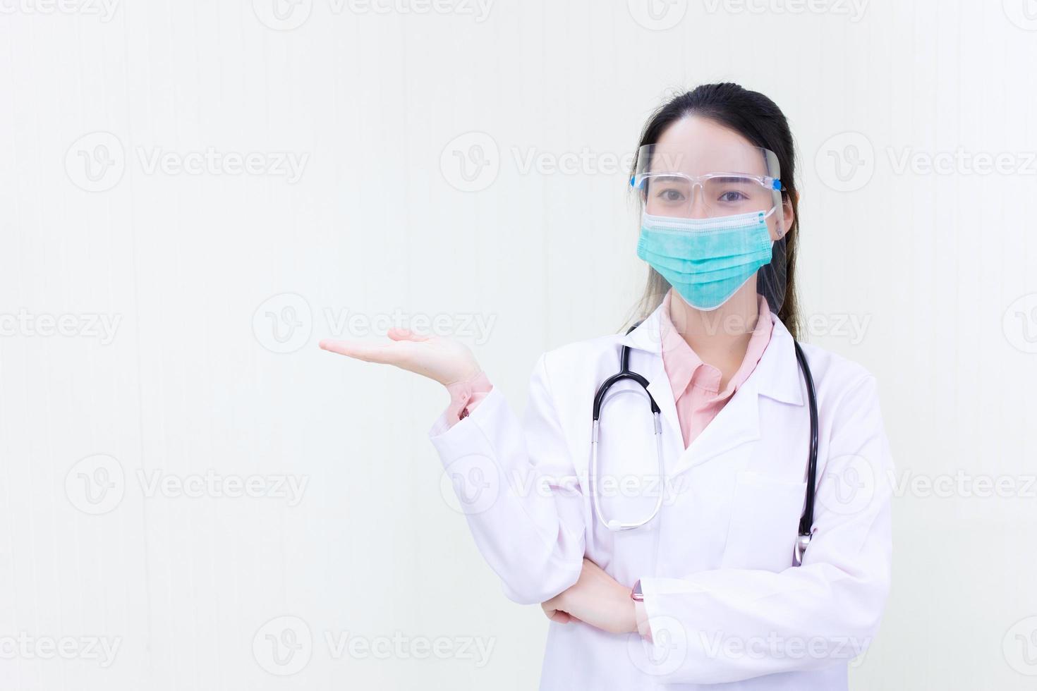 asiatisk kvinna läkare bär medicinsk ansiktsmask och ansiktsskydd för att skydda coronavirus foto