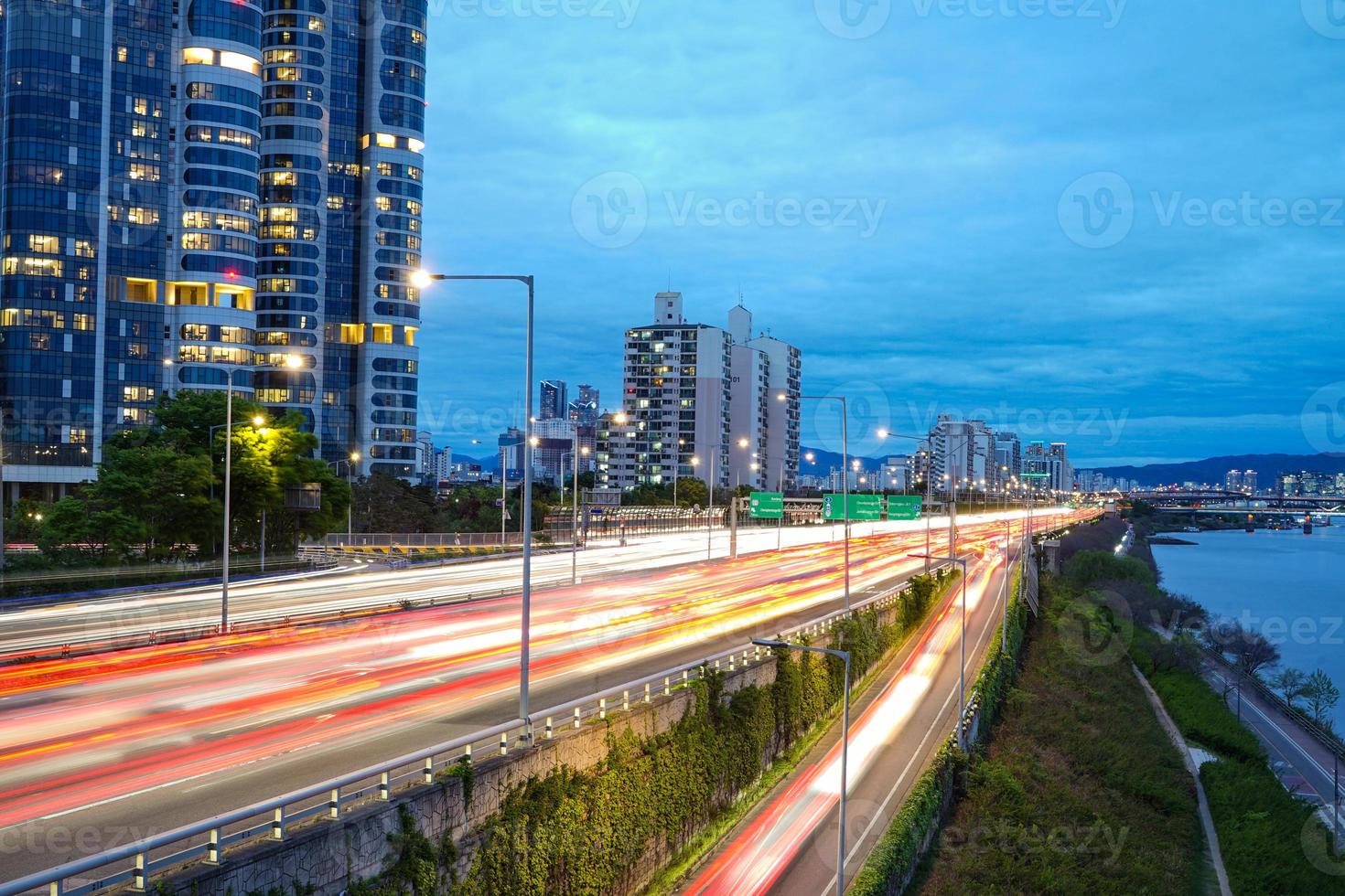 nattvy över seoul motorväg, korea foto